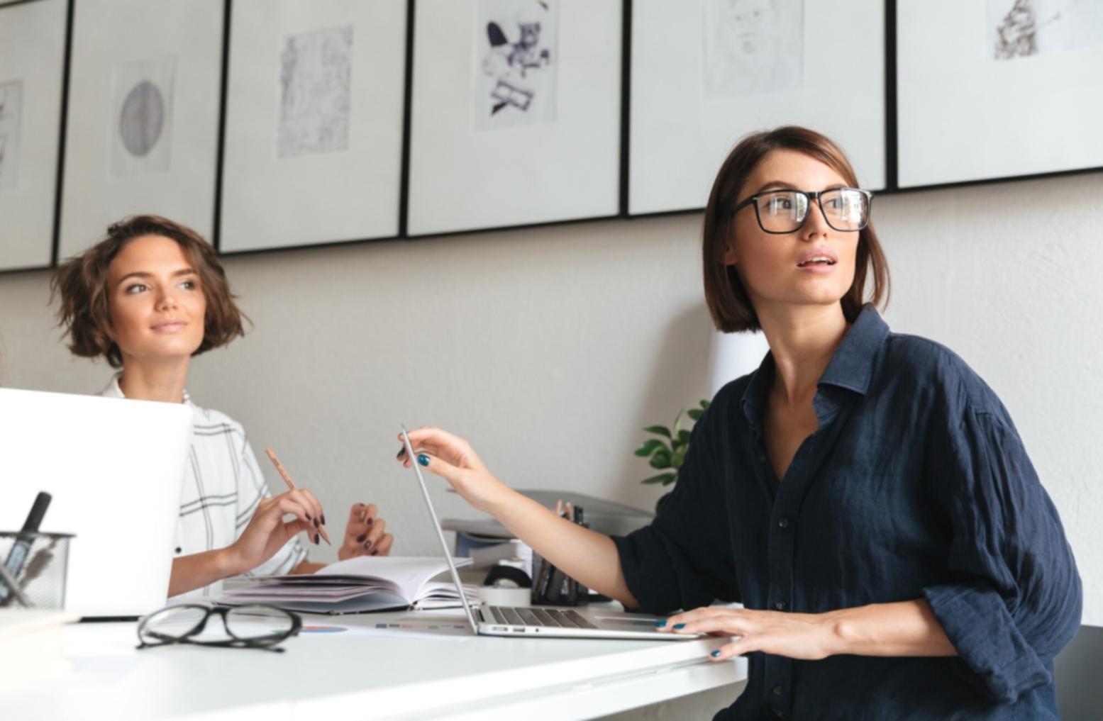 Analista financiero trabajando con técnicas de valoración avanzadas